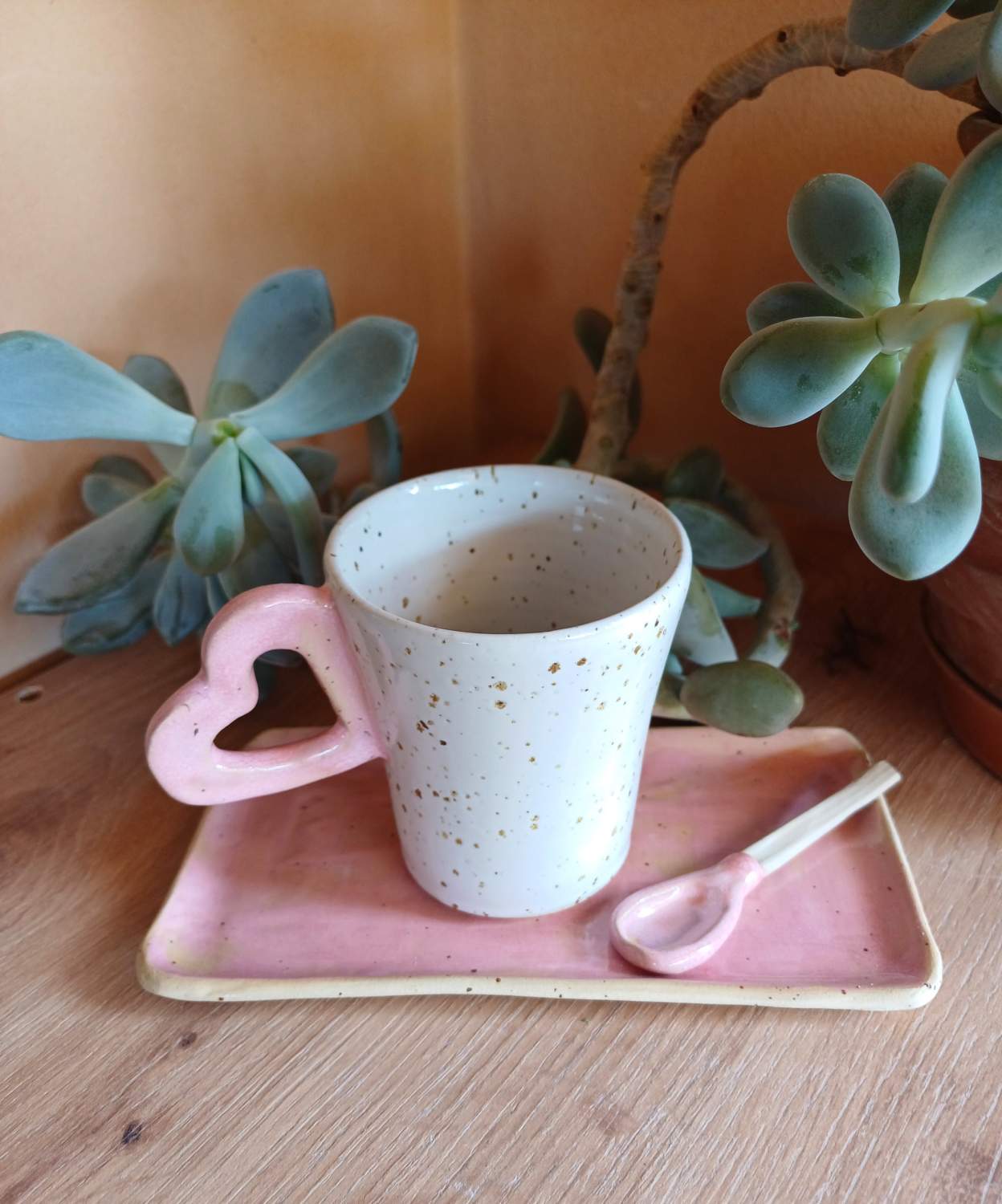 Tazza con ansa e finitura satinata