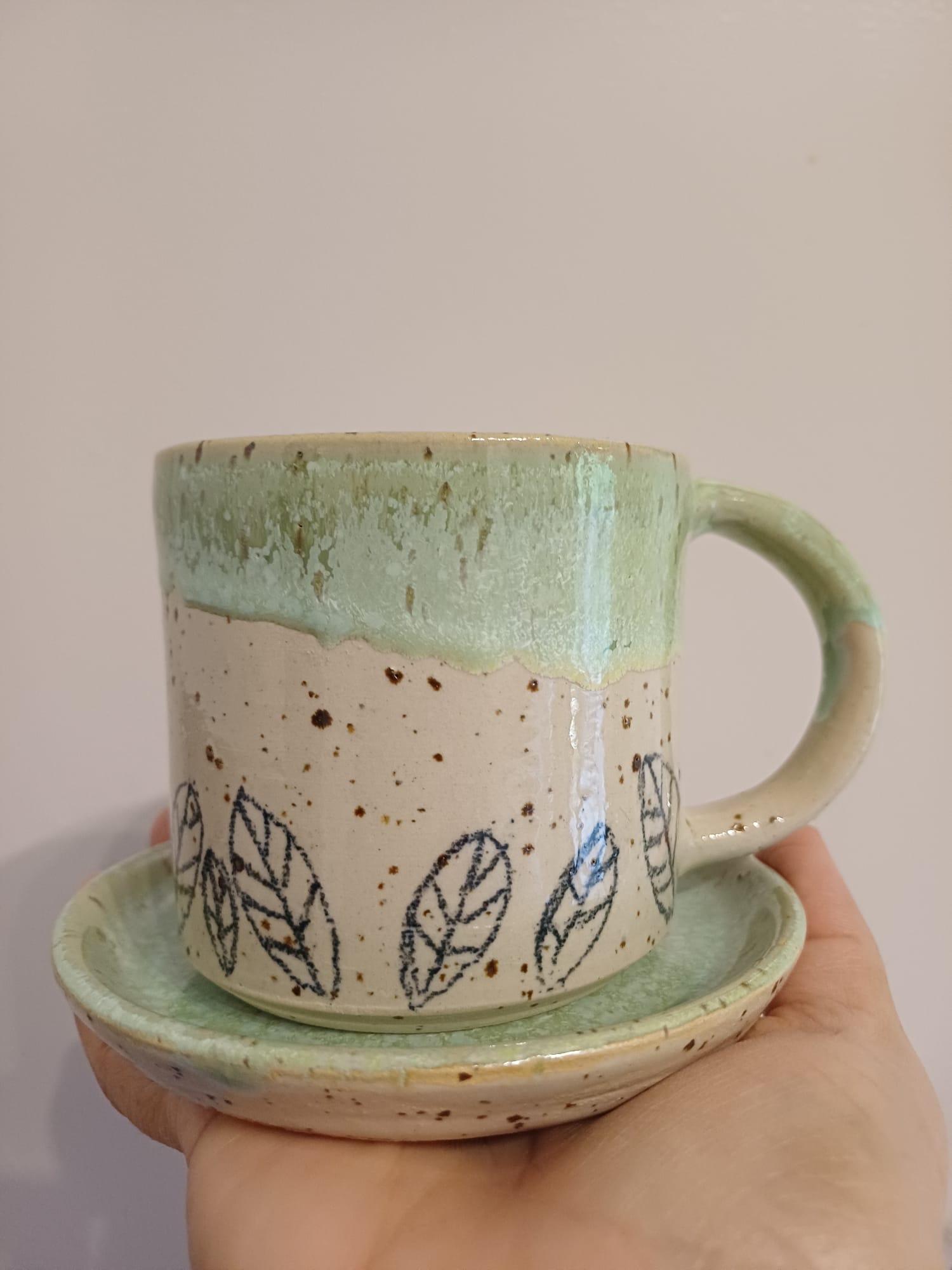 Tazza con ansa e finitura satinata